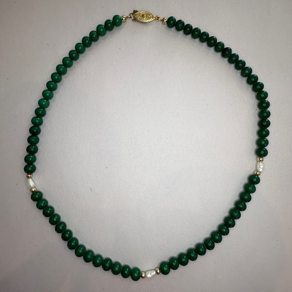 Vintage Jewelry - Vintage-Inspired Green Beaded Necklace – 16" with Gold Tone Clasp & Faux Pearls